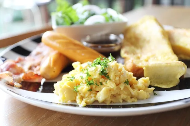 Breakfast of bacon, toast and egg