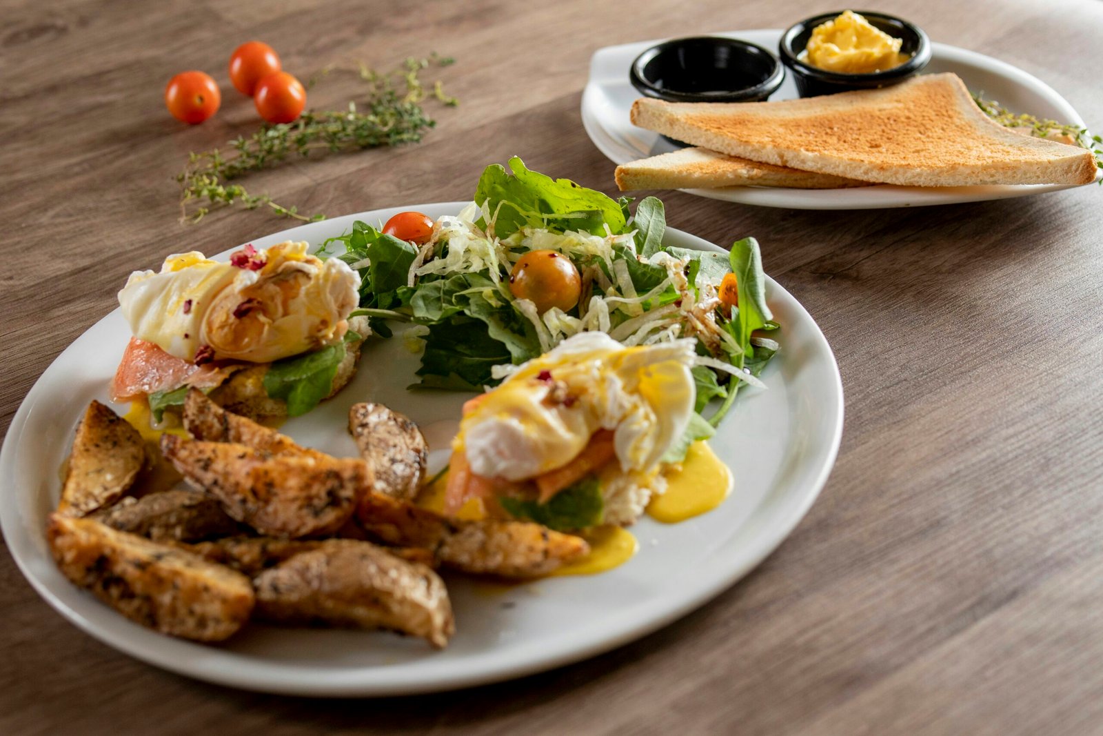 Eggs benedict with potatoes and toast