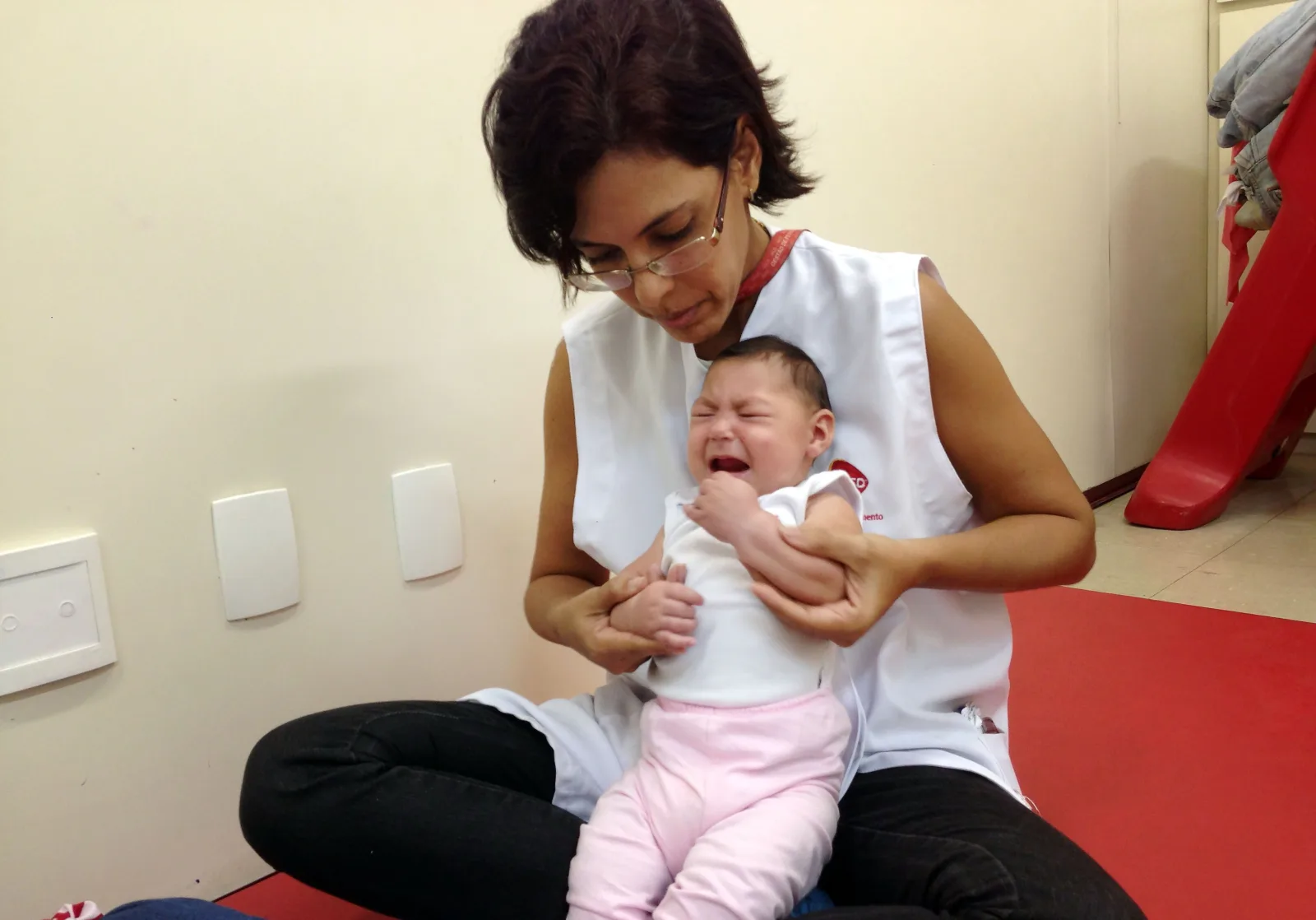 Bebê com microcefalia em sessão de fisioterapia