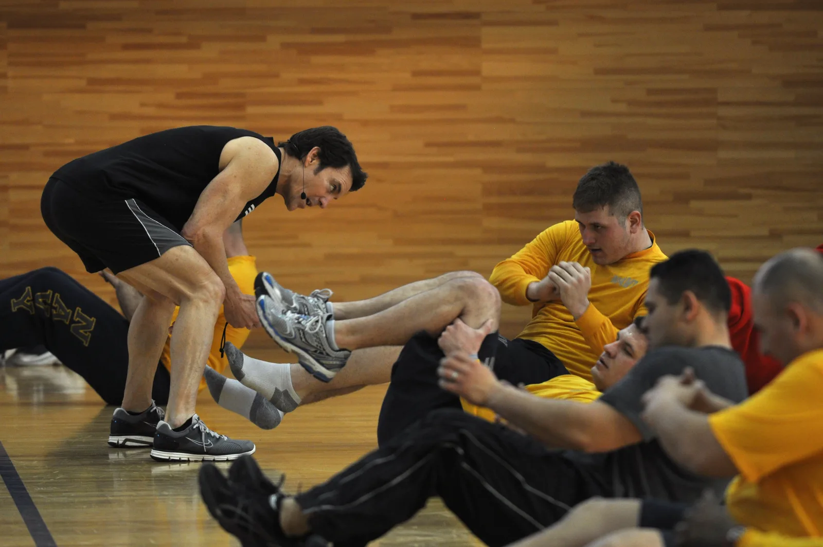 YOKOSUKA, Japan (Jan. 31, 2011) Tony Horton, fitness guru and inventor of the workout system, P90X, motivates a Sailor performing an abdominal exercise during a command physical training session at Commander, Fleet Activities Yokosuka. Horton is in Japan on a tour sponsored by Armed Forces Entertainment. (U.S. Navy photo by Mass Communication Specialist 3rd Class Charles Oki/Released)