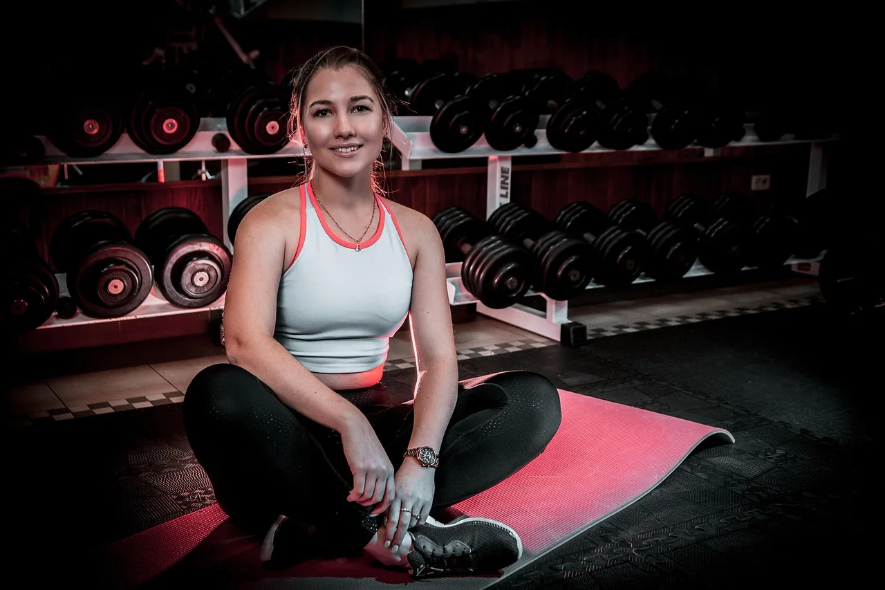 kobieta, model fitness, siłownia, zdatność, ćwiczyć, dobra kondycja, sporty, szkolenie, pasować, postawa, poza, dziewczynka, uśmiech, portret