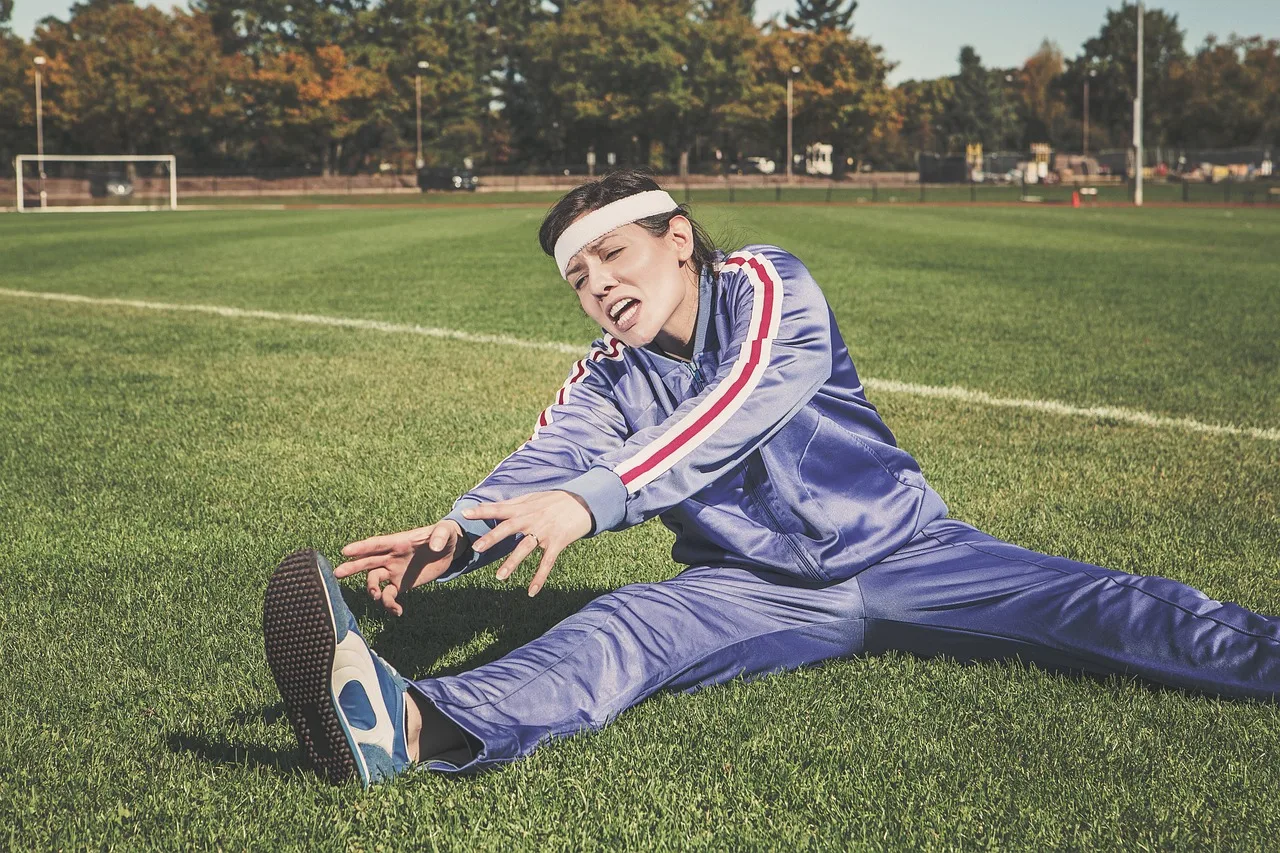 rozciąganie, sporty, kobieta, sportowiec, zdatność, sport, zdrowy, ćwiczenia, ćwiczyć, młody, płeć żeńska, ciało, styl życia, szkolenie, pasować, zdrowie, rozciągać się, ludzie, aktywny, dziewczynka, dorosły, osoba, odzież sportowa, atletyczny, natura, siłownia, fizyczny, sportowy, biały, pilates, wypoczynek, dres, lekkoatletyka, buty, opaska, trawa, pole
