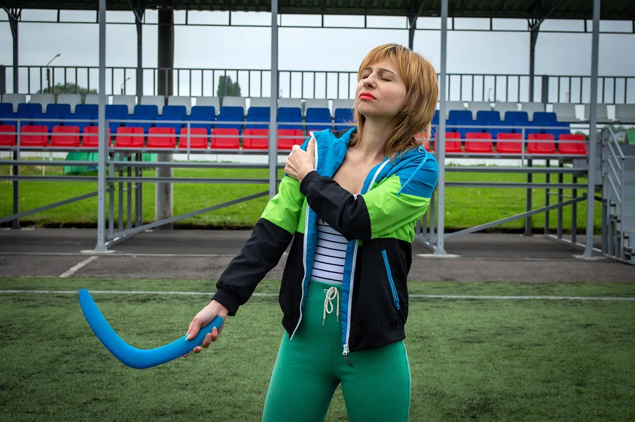 sports, boomerang, shoulder pain, woman, girl, throw, shoulder, pain, massage, muscle, kneading, injury, boomerang, boomerang, shoulder pain, shoulder pain, shoulder pain, shoulder pain, shoulder pain