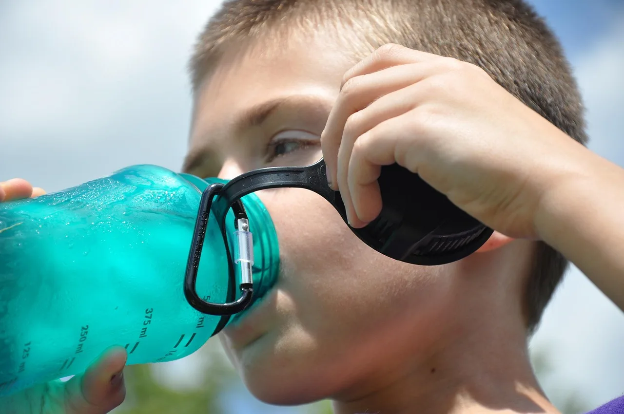 pragnienie, butelka wody, hydrat, woda, natura, butelka, drink, ciekły, zdrowy, plastikowy, orzeźwiający, niebieski, naturalny, mokry, przeziębienie, lato, sport, picie