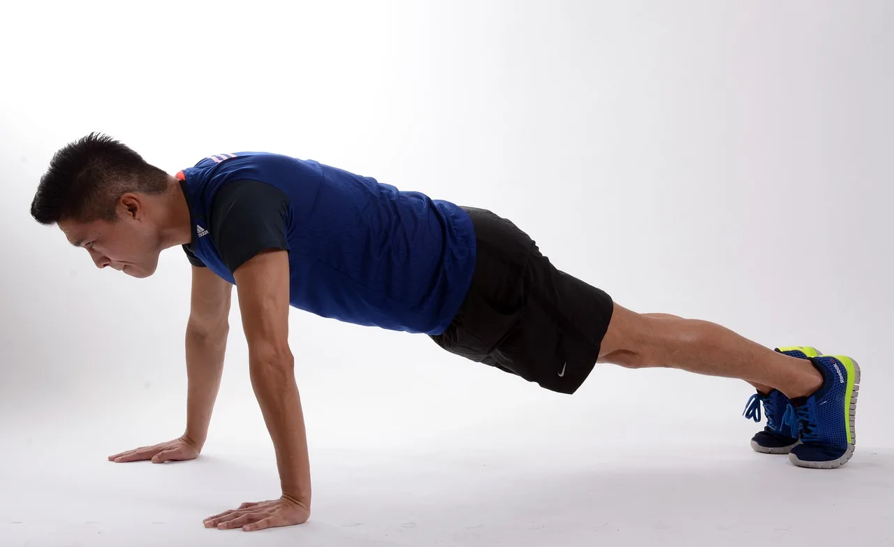 sport, zdatność, ćwiczenia, pilates, twarz mężczyzny, męskie ciało, ciała, mężczyźni, facet, ciało, półnagi, żelazo, jaszczurki, push up, burpee, skok, szkolenia, złapali, keiji, keiji yoshiki, trener, instruktor, sportowiec
