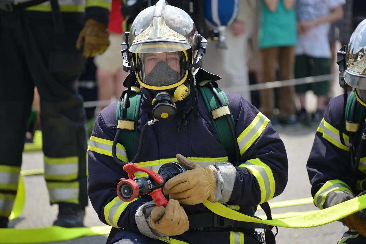 fire fighters, respiratory protection, feuerloeschuebung, firefighters, clear, fire, breathing apparatus, mission, firefighter, delete exercise, fire fighting, fire extinguishing, protective suit, hose, rescue, exercise, helmet, equipment, person, gas mask, extinguish fire, firefighter, firefighter, firefighter, firefighter, firefighter