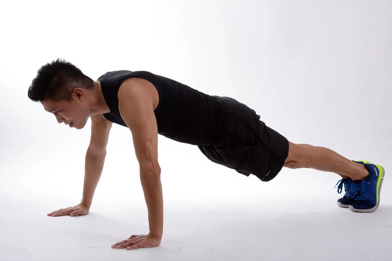 sport, zdatność, ćwiczenia, pilates, twarz mężczyzny, męskie ciało, ciała, mężczyźni, facet, ciało, półnagi, żelazo, jaszczurki, push up, burpee, skok, szkolenia