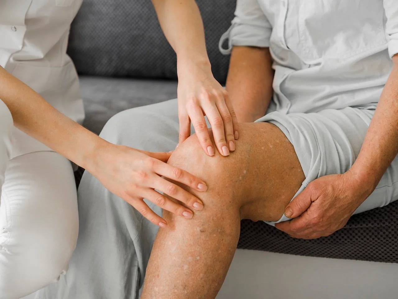 kolano, ortopedia, terapia, ból, medyczny, zdrowie, fizjoterapia, staw, zapalenie stawów, ćwiczenie, mięśnie, fizjoterapeuta, leczenie, opieka zdrowotna, rehabilitacja, ortopedyczny, badanie, starszy, diagnoza, opiekun, pielęgniarstwo
