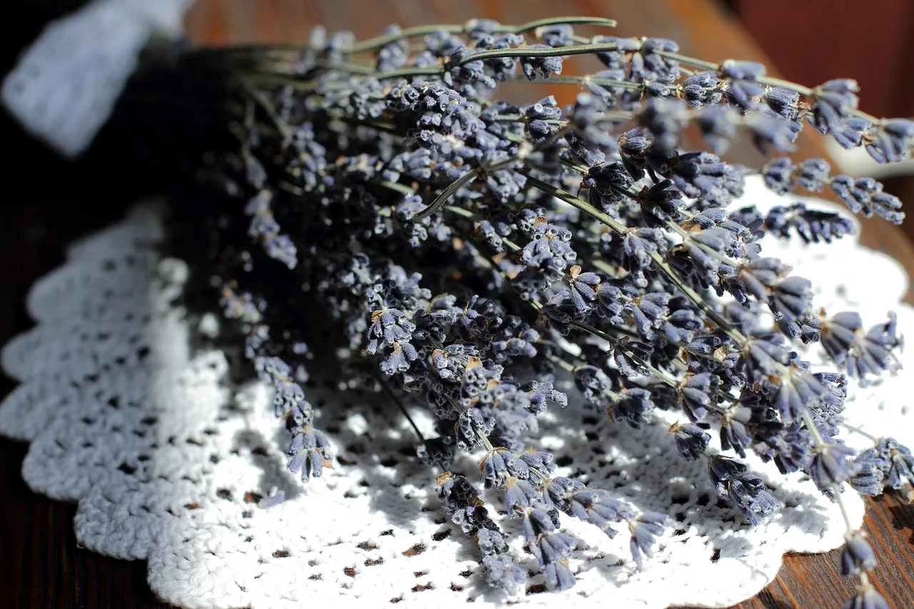 aroma, aromatherapy, niebieski, piękne kwiaty, bouquet, garść, sucha, flower, flowers, herb, herbal, herbs, tapeta kwiatowa, kwiat tło, knitted, lavender, natura, lilac, napkin, roślina, purple, smell, spa, summer, stół, vintage, violet, ślub, wooden