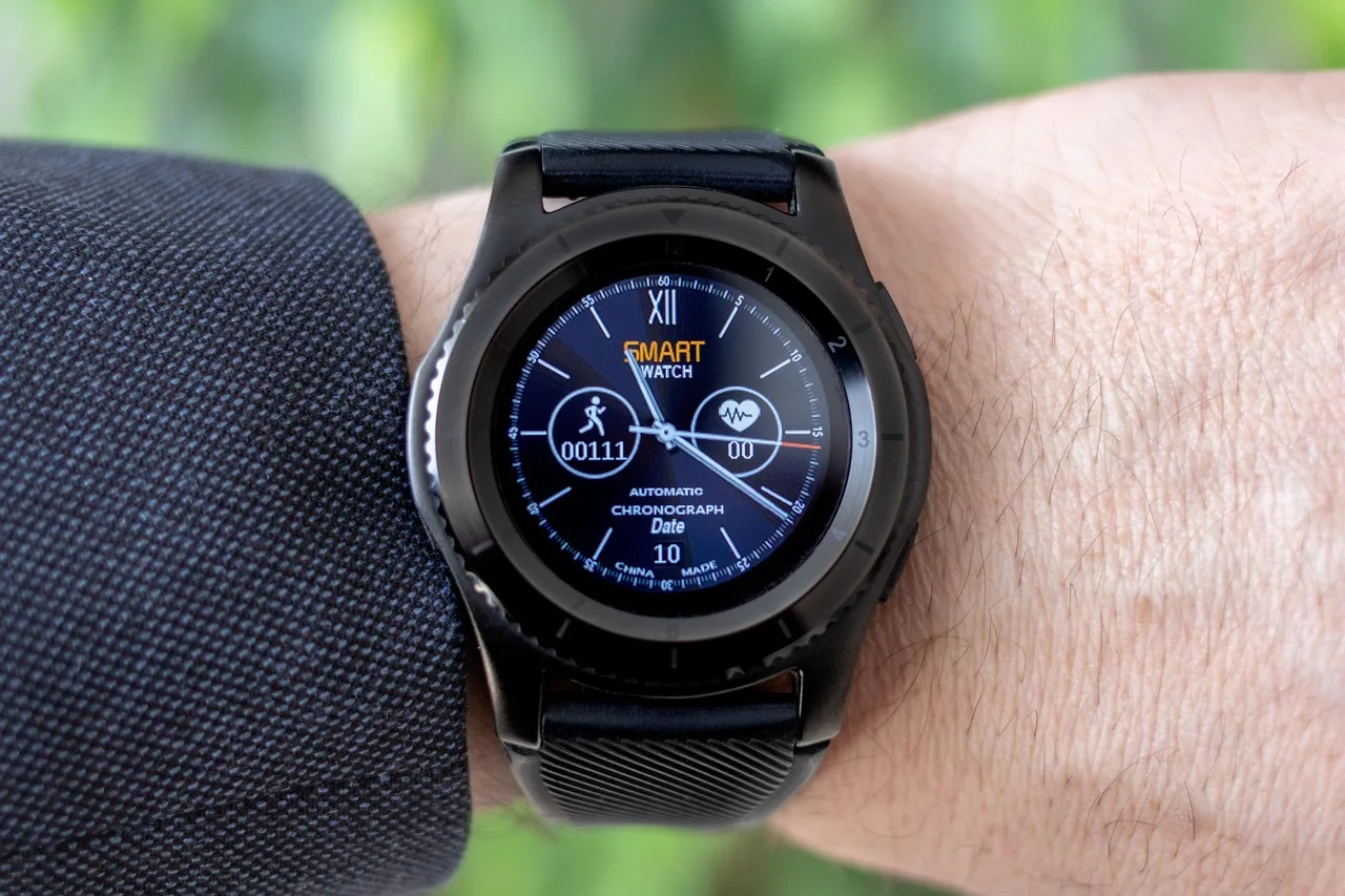 smartwatch, zegarek na rękę, krokomierz, pulsometr, styl, tarcza zegarowa, sport, mobilne, monitoring snu, tarcza zegara, pomiar czasu, zegarek, godzina, wskazówki zegara, nadgarstek, czarny
