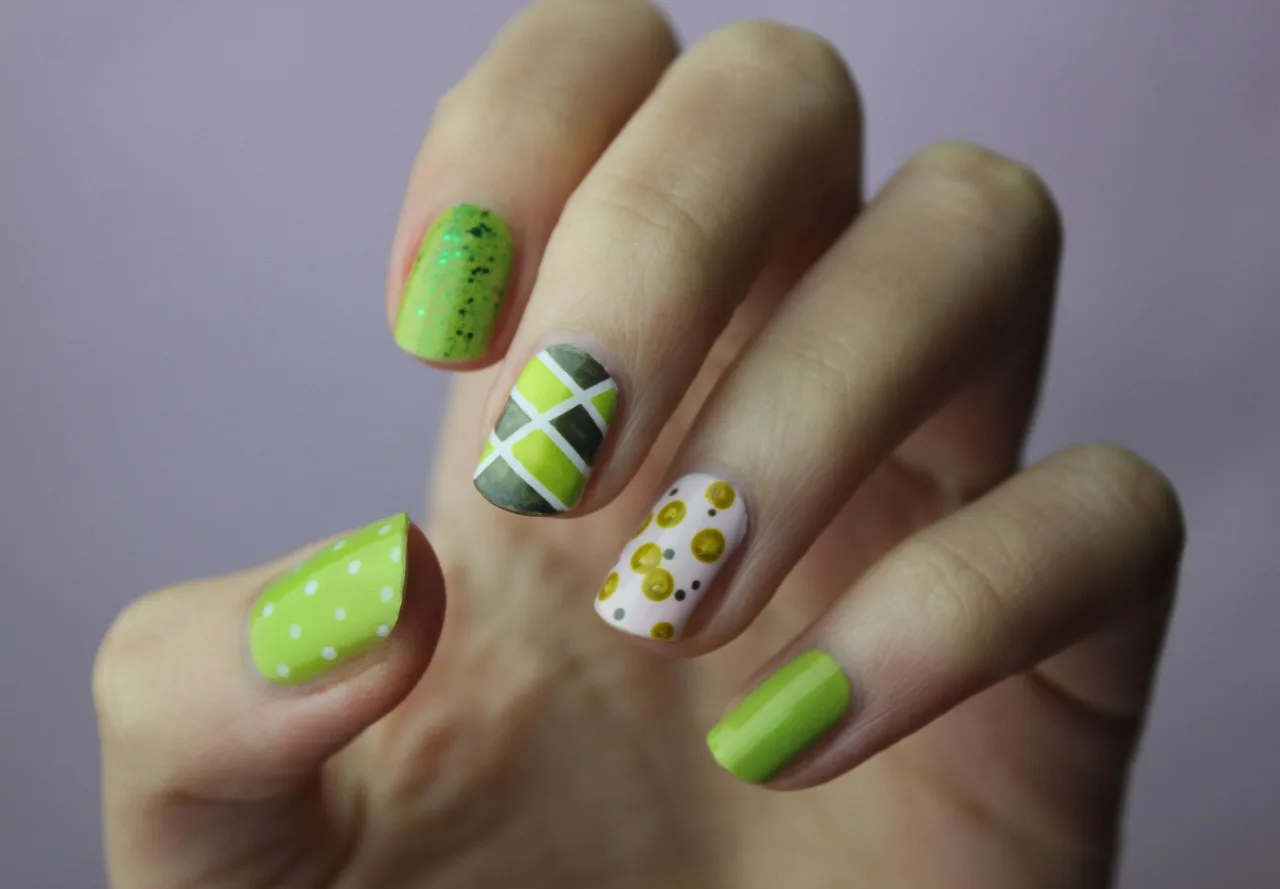 sztuka zdobienia paznokci, manicure, paznokcie, lakier do paznokci, piękne kwiaty, skórki, zielony manicure, zielone zdobienia paznokci, zielony lakier do paznokci, kwiaty, kolor, polskie, kwiat tło, kobieta, ręka, nail spa, styl, przepych, tapeta kwiatowa, płeć żeńska, natura, naturalne paznokcie, eleganckie paznokcie