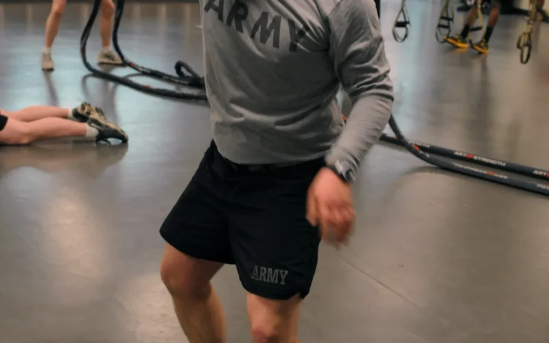 Jak bezpiecznie rozpocząć trening z kettlebell? Kompletny przewodnik po technice, doborze ciężaru i programie dla początkujących