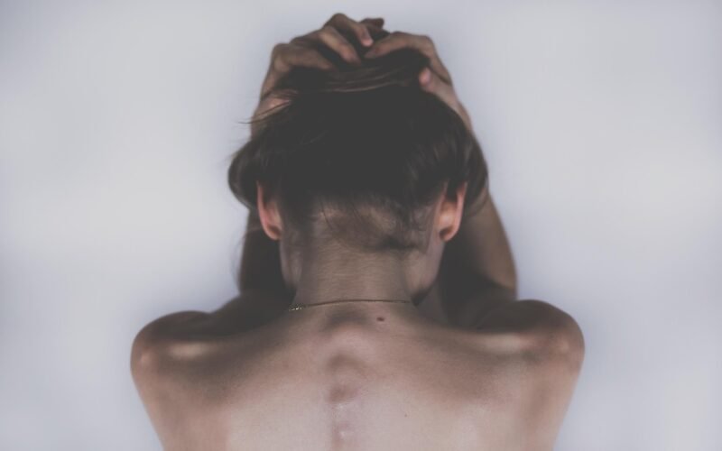Kiedy ból głowy to coś więcej niż migrena? 7 objawów, które wymagają pilnej diagnostyki neurologicznej
