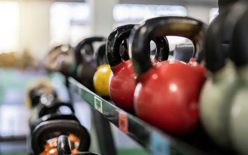 Jak bezpiecznie rozpocząć trening z kettlebell? Kompletny przewodnik po technice, doborze ciężaru i programie dla początkujących