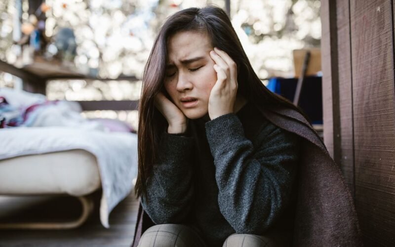 Kiedy ból głowy to coś więcej niż migrena? 7 objawów, które wymagają pilnej diagnostyki neurologicznej