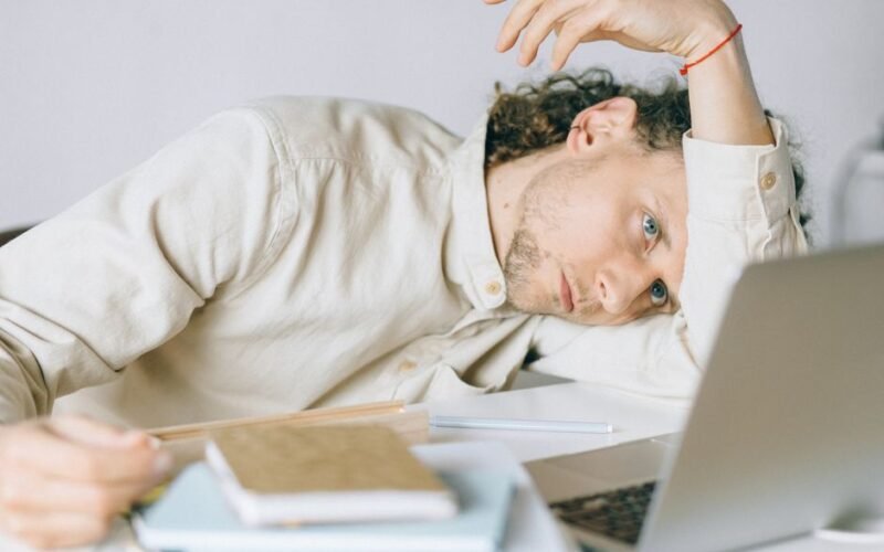 7 sygnałów, że twoje nadnercza są wyczerpane (i jak je odbudować dietą i suplementami