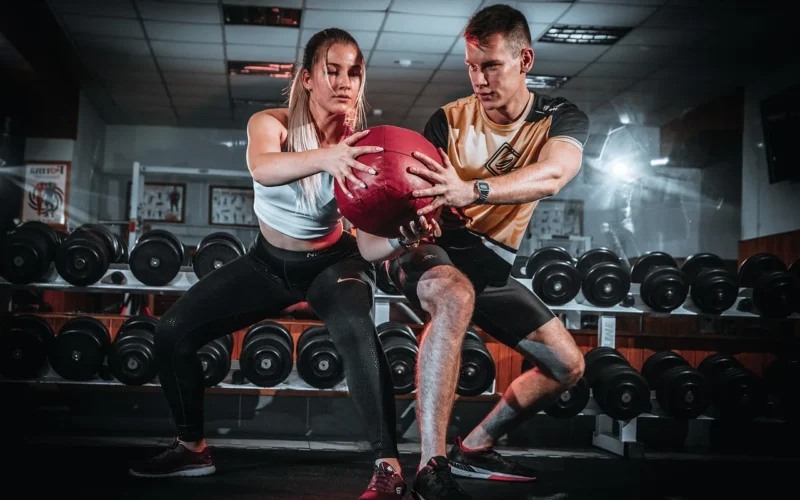 facet, kobieta, ćwiczyć, modele fitness, piłką, piłka fitness, piłka, ćwiczenia, siłownia, zdatność, dobra kondycja, sporty, szkolenie, pasować, postawa, poza, dziewczynka