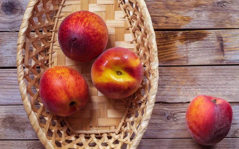 peaches, owoc, jedzenie, natura, wooden background, witaminy, summer, season, zbiór, zdrowy, proper nutrition, sweet, juicy, czerwony, żółty