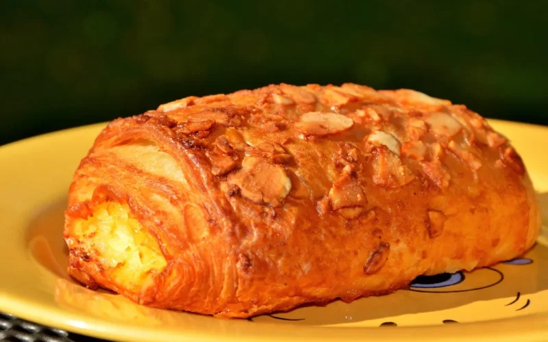 pszczoła żądło, ukąszenie pszczoły kradzież, duńskich pastry, ciastka, pieczywa, cząstki, bity, bułka z masłem, piekarnia, uroczy, piec, pyszny