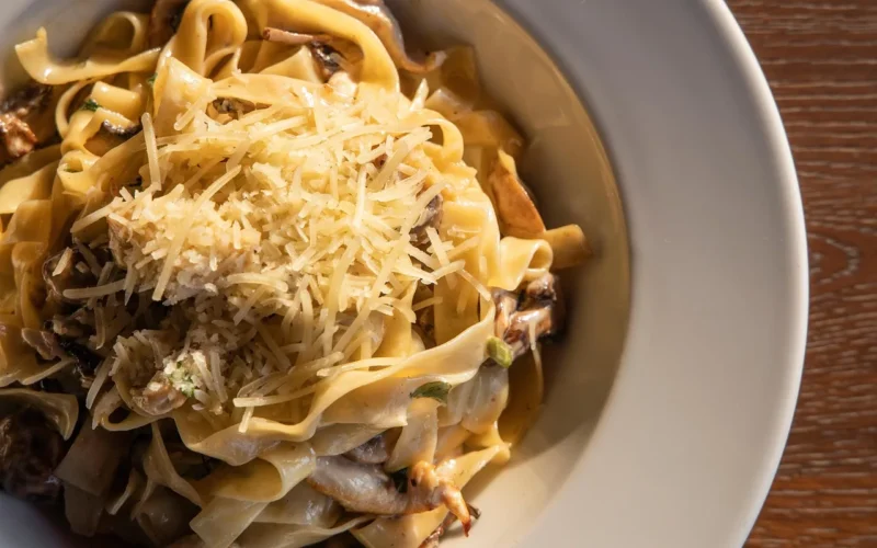 makaron, jedzenie, danie, kuchnia jako sposób gotowania, fettuccine, grzybowa fettuccine, alfredo grzybowe, talerz, pyszny, gotowany, zdrowy, odżywianie