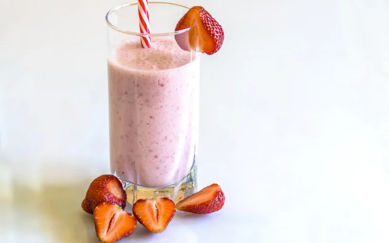 smoothie truskawkowy, kefir, napój, szklanka, rurka, smaczny, zdrowy, owocowy, wyizolowany, styl życia, orzeźwienie, witaminy, czerwony, białe tło, kefir, kefir, kefir, kefir, kefir, szklanka