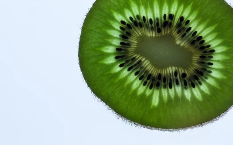 kiwi, owoc, zielony, świeży, przekazane światło, makro, dojrzały, przekrój poprzeczny, pół kiwi, ścieśniać, nasiona kiwi, kiwi, kiwi, kiwi, kiwi, kiwi