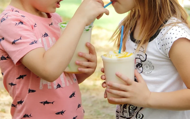 child, young, happy, kid, smiling, little, drink, miłość, two, children, childhood, friends, drinking, kids, dziewczynka, chłopiec, juice, zdrowy, świeży, cheerful, biały, health, nutrition, oxygen, cocktail, kids, kids, kids, kids, kids