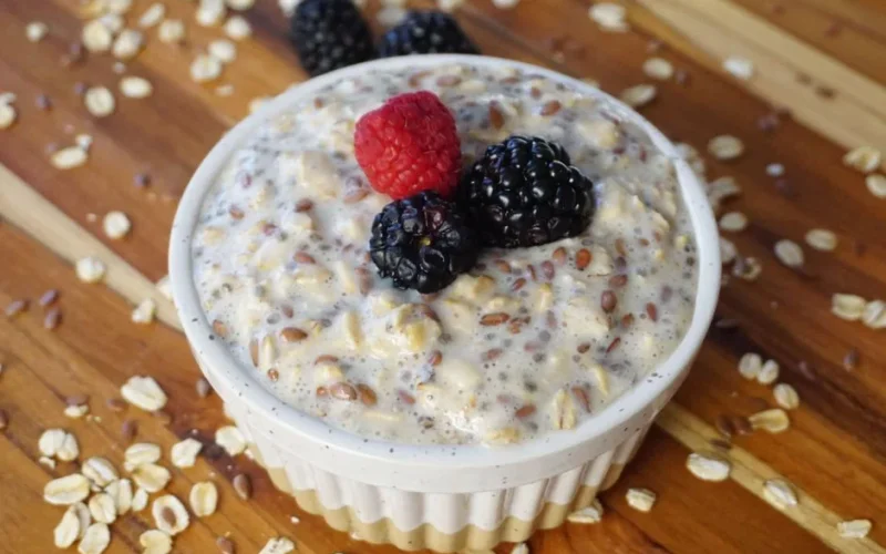 Delicious and healthy oatmeal topped with fresh berries, perfect for a nutritious breakfast.