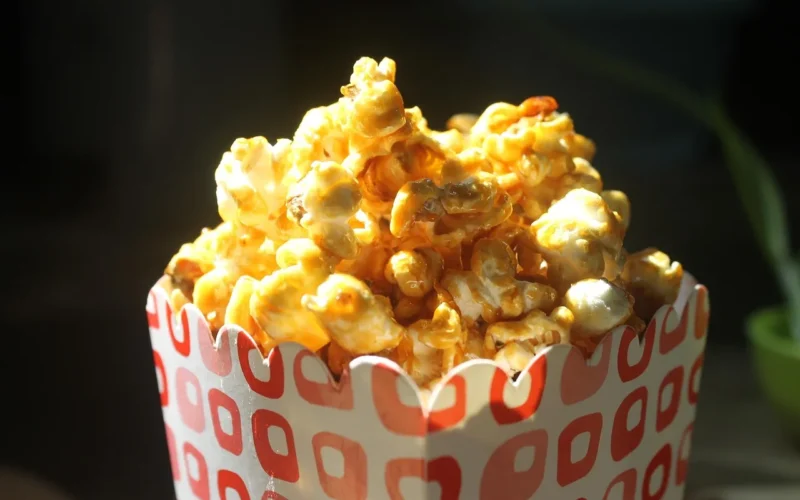 karmelowy popcorn, popcorn czerwone pole, punkt, przekąska, czas na kino, zrelaksować się, święto