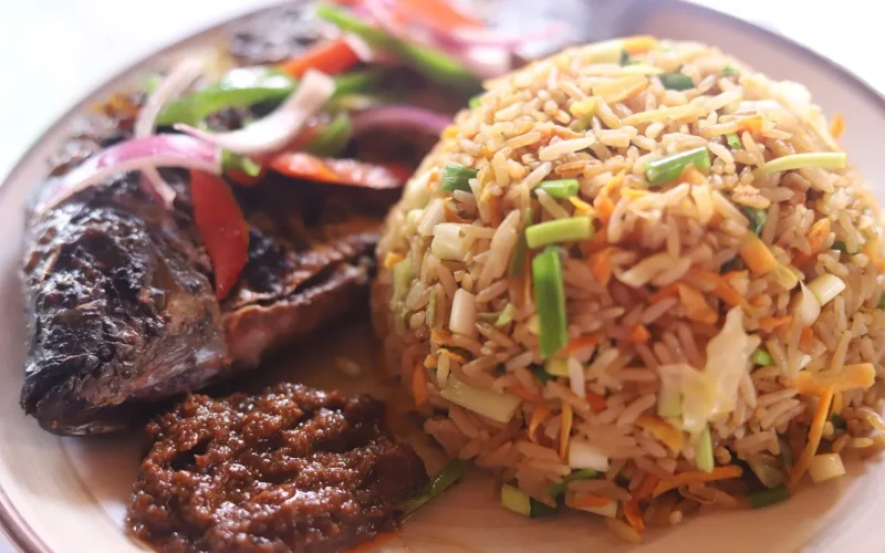 jollof, jollof rice, cedi kuchni, ryż i тилапия, jollof rice i тилапия, pieczona тилапия, ryż i ryby, jollof ryż i ryby, afryki zachodniej jollof rice, doświadczony tilapia