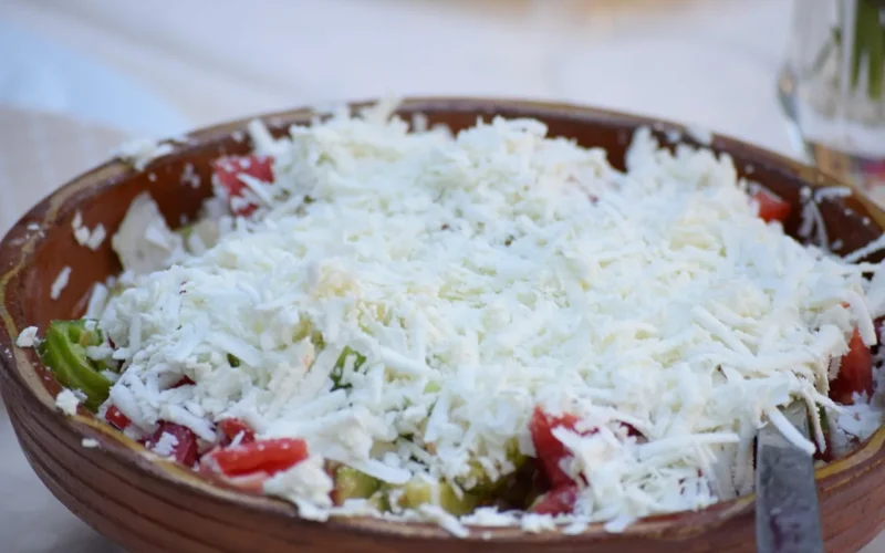 sałatka, świeży, jedzenie, dieta, zdrowie, diety, posiłek, odchudzanie, pomidor, ogórek, cebula, papryki, sopska, sopska sałatka, ser, feta, ser feta, jedzenie dla mojego zdrowia