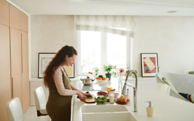 Dieta wegańska w ciąży: Jak bezpiecznie komponować jadłospis, by uniknąć niedoborów żelaza, B12 i kwasu foliowego?