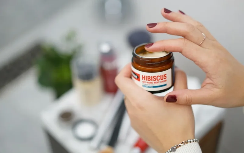 skincare, rutyna, piękno, opieka, twarz, skóra, młody, kobieta, higiena, zdrowy, leczenie, łazienka, czysty, twarzowy, płeć żeńska, krem, styl życia, spa, rano, biały, osoba, dom, dziewczynka, świeży, kosmetyk, nawilżacz, dobra kondycja, szare domy, szary zdrowy, szara łazienka, szary uprawiać, szary opieki, szare spa, czysty szary, szary poranek