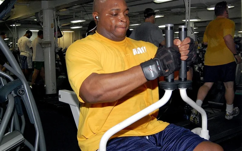 sala fitness, zdatność, ekwipunek, ćwiczenia sercowo-naczyniowe, trenażer eliptyczny, trening cardio, materiał sportowy, kulturystyka, kondycja fizyczna, spalić kalorie, występ, rower stacjonarny, maszyna eliptyczna, sportowe, by schudnąć, budować mięśnie, stonować, gimnastyczny, relaks, zainteresowania, sportowy, hala sportowa, człowiek, osoba, atletyczny, pocić się, motywacja, przenośnik taśmowy, olimpijska platforma podnosząca