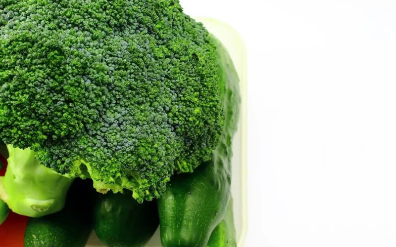 white background, jedzenie, vegetables, czerwony, broccoli, zielony, cucumbers, tomatoes, nutrition, owoc, raw food, live food, vegetarian, świeży, zdrowy, juicy, jasny, rich, clean
