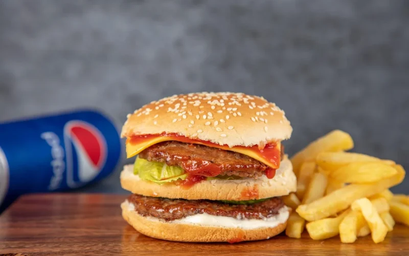 burger wołowy, burger, frytki, burger z pepsi, smaczny, pyszny, jedzenie