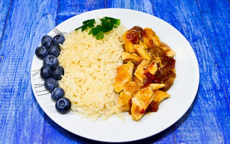 sałatka, surówka, warzywa, kuchnia, jedzenie, żywność, jeść, zdrowe, zdrowie, obiad, smaczne, zbliżenie, sałata, mizeria, zdrowa żywność, potrawa, naturalna żywność, pierś kurczaka, ryż, borówki