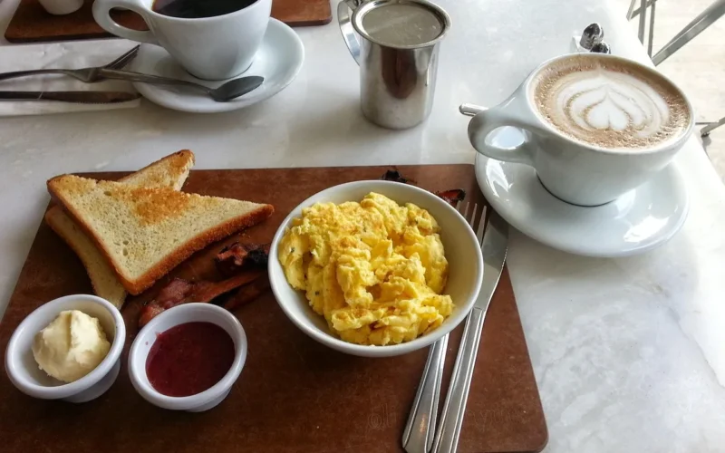 jajecznica, śniadanie, kawa, latte, jajka, toast, późne śniadanie, posiłek, rano, jajecznica, jajecznica, jajecznica, jajecznica, jajecznica