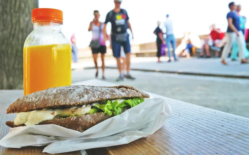 sandwich, bank, sok pomarańczowy, jeść obiad, przekąska, kok, posiłek, obiad, bochenek, żywność, kanapka, pyszny, fast food, przetworzona żywność, jedzenie, park miejski, ławka w parku, smacznego, złamać, kanapki z serem, scena miasto, miejskich, styl życia, zdatność, miasto, głód, paszy