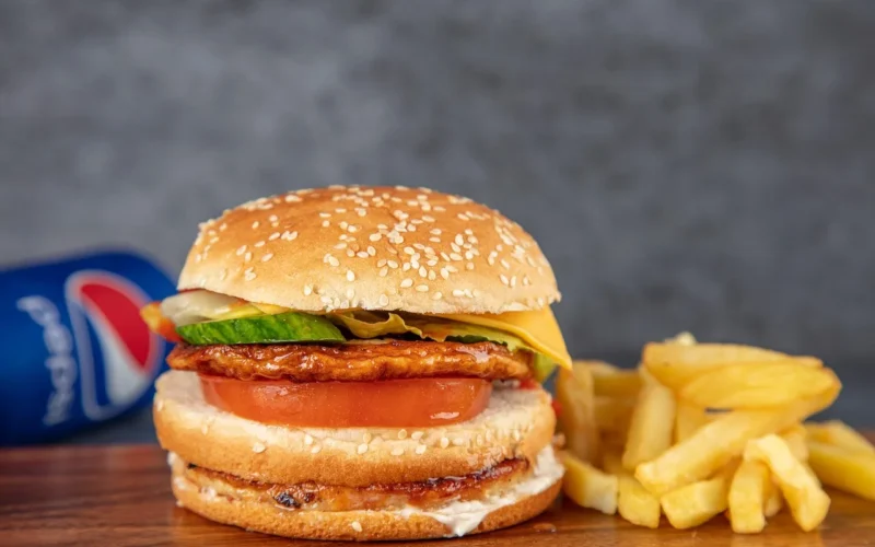 burger, podwójny burger z kurczaka, burger z frytkami, frytki, burger z pepsi, burger tikki, pikantny, smaczny