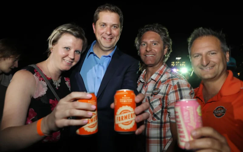 I was at ManyFest Winnipeg yesterday to enjoy a delicious local beer after a busy day of meetings with our Caucus in Winnipeg. We're working to #FreeTheBeer! Right now it's easier for a microbrewer in Manitoba to sell in the United States than it is to sell in Quebec. Canadians should be able to buy and sell alcohol across Canada! J’ai été au ManyFest Winnipeg hier pour goûter une délicieuse bière locale après une journée remplie de réunions avec notre caucus à Winnipeg. Nous travaillons pour #LibérerLaBière! Actuellement, il est plus facile pour un microbrasseur du Manitoba de vendre son produit aux États-Unis qu’au Québec. Les Canadiens devraient pouvoir acheter et vendre de l’alcool partout au Canada!