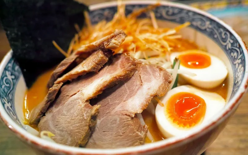 ramen, japońskie jedzenie, gotowanie, miso ramen, ramen wieprzowy, jajka na miękko, jedzenie, danie, posiłek, smakosz, obiad, kolacja, restauracja, chiński kuzyn, wieprzowina z grilla, konkurs w japonii
