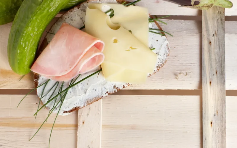 chleb maślany, ser, szczypiorek, śniadanie, dieta, posiłek, drewniane pudełko, skrzynka, rzodkiewka, zdrowy, szerzyć się, bochenek, chleb do smarowania, pomidor, szynka, kiełbasa, żywność, głód, kcal, jedzenie, usuń, pokarm, kalorii, kontrola wagi, smacznego, ogórek, świeży
