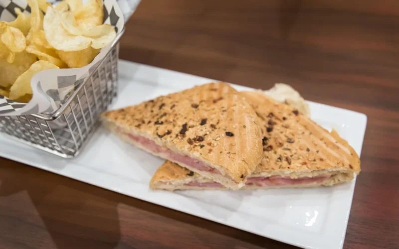 jedzenie, panini, szynka, ser, chleb, frytki, kolacja, opieczony, smaczny, posiłek, obiad, kanapka, grillowany, brązowy chleb, brązowy kolacja, brązowy kanapkę