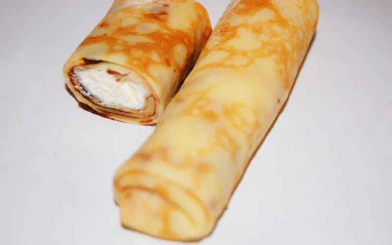 Pannenkoek met een vulling van cottage cheese