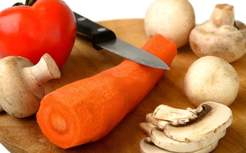 grzyby, knife, edible, kitchen, cutting, jedzenie, warzywo, portion, preparation, freshness, drewno, organiczny, ingredient, preparing, eating, zdrowy, fungus, refreshment, cooking, vegetarian, utensil, nature, pomidor, marchew