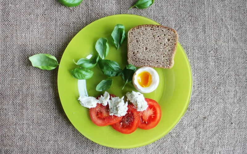 pomidory, jajka, toast, danie, talerz, jedzenie, świeży, liście bazylii, kromka chleba, plastry pomidorów, zdrowy, ugotowane jajko, miękkie jajko na twardo, zdrowa żywność, zdrowy posiłek, śniadanie, posiłek śniadaniowy, mieszkanie leżało, pomidory, jajka, talerz, talerz, talerz, talerz, talerz, śniadanie, śniadanie, śniadanie