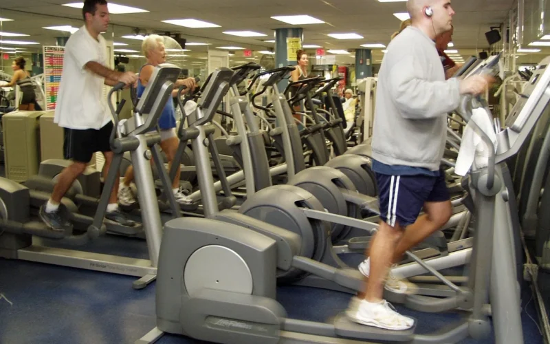 sala fitness, zdatność, trenażer eliptyczny, trening cardio, kondycja fizyczna, ćwiczenia sercowo-naczyniowe, spalić kalorie, występ, rower stacjonarny, materiał sportowy, maszyna eliptyczna, sportowe, kulturystyka, by schudnąć, budować mięśnie, stonować, gimnastyczny, relaks, zainteresowania, sportowy, hala sportowa, człowiek, kobieta, ludzie, atletyczny, pocić się, motywacja