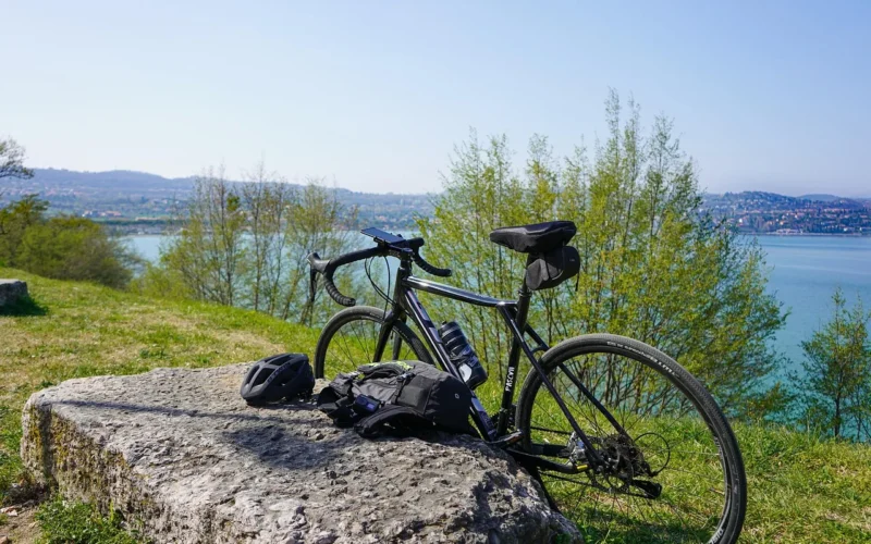 rower gravel, na rowerze, jezioro garda, jezioro, krajobraz, panorama jeziora, brescia jezioro, lombardia, włochy, garda, desenzano, igła, panorama, cannondale, gravel bike, spokój, jeździć na rowerze, wycieczki na rowerze, trasy rowerowe na jezioro, rowerowa jeziora garda, wypoczynek nad jeziorem, wyjazd na jezioro, spacer wzdłuż brzegu jeziora