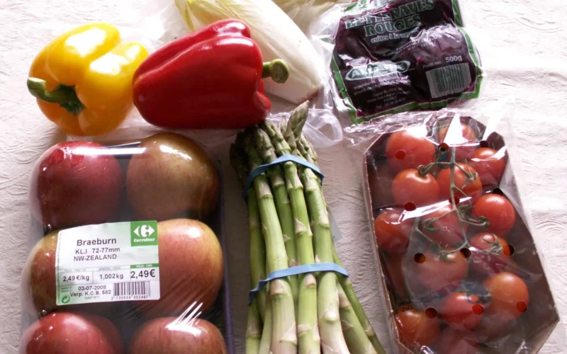 A picture of a collection of healthy (low-calorie) snacks. These include (from left to right): paprika, endives, beetroots, apples, asperges, and cherry tomatoes
